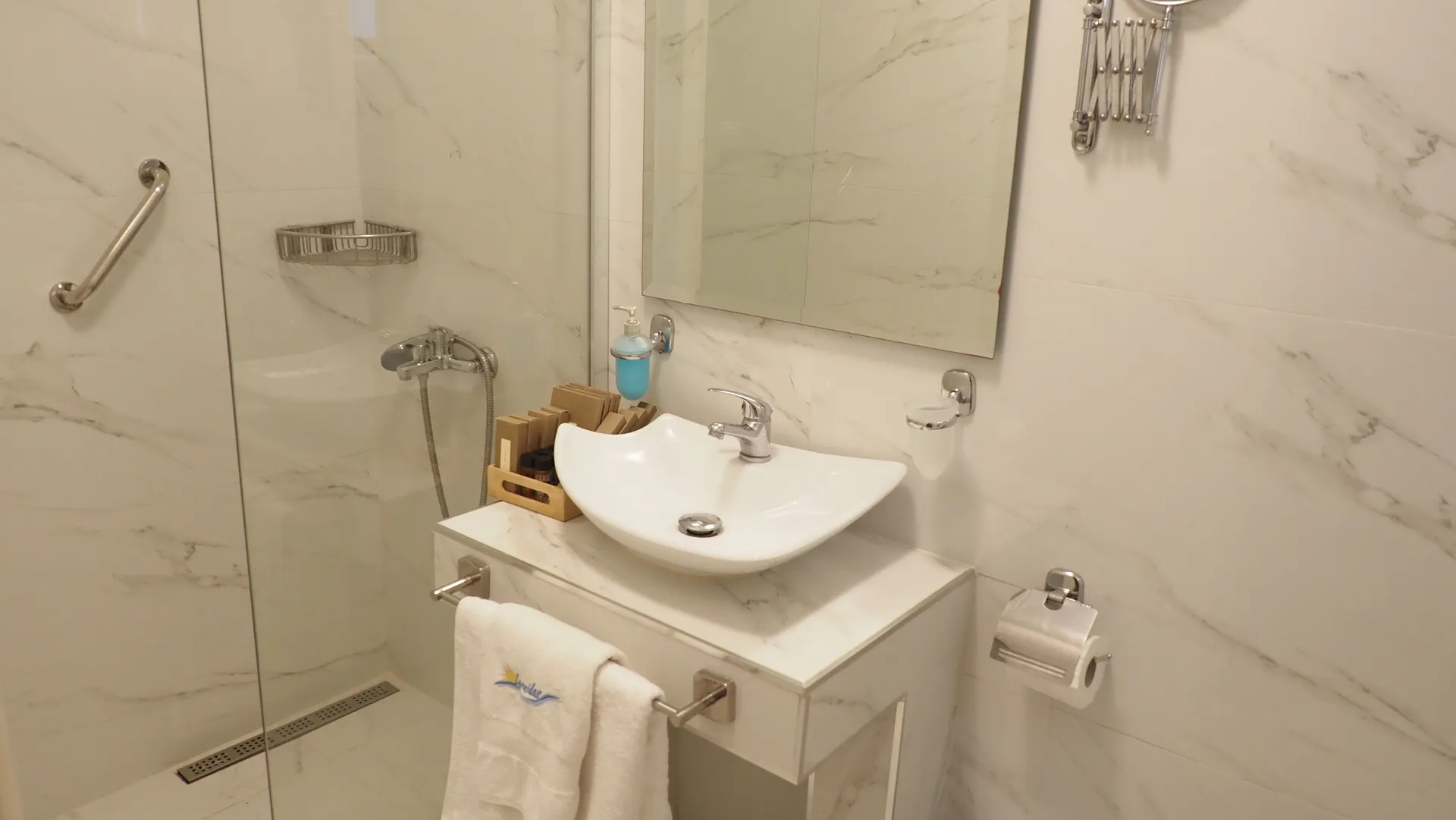 Tiara Holidays - Leonidas Apartments & Suites - Superior Two Bedroom Apartment Garden Front - bathroom